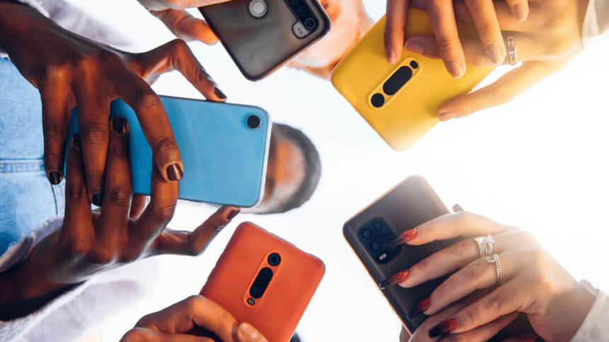 Junge Menschen sind an ihren Smartphones
