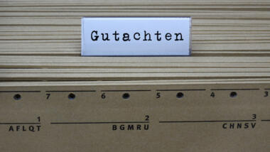 Hängeregister mit Aufschrift Gutachten